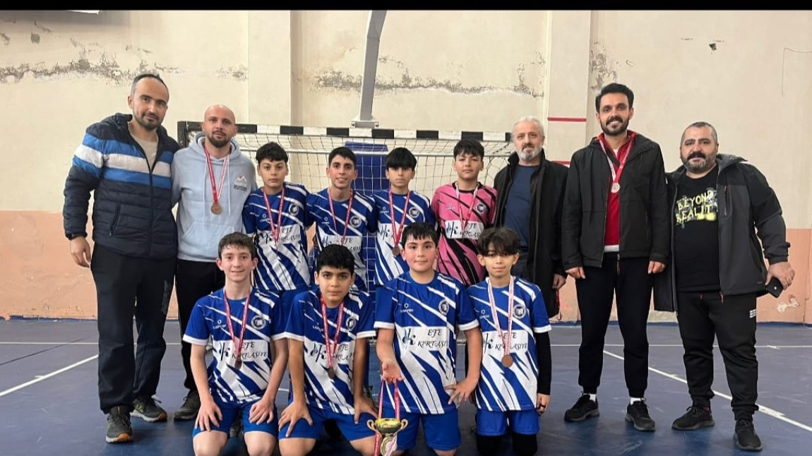 Şehit Ferdi Yurduseven Ortaokulumuz Futsalda 3. Kupasını Okulumuza Kazandırdılar.